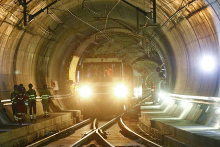 内蒙境内铁路隧道电缆挂架产品使用实景展示图